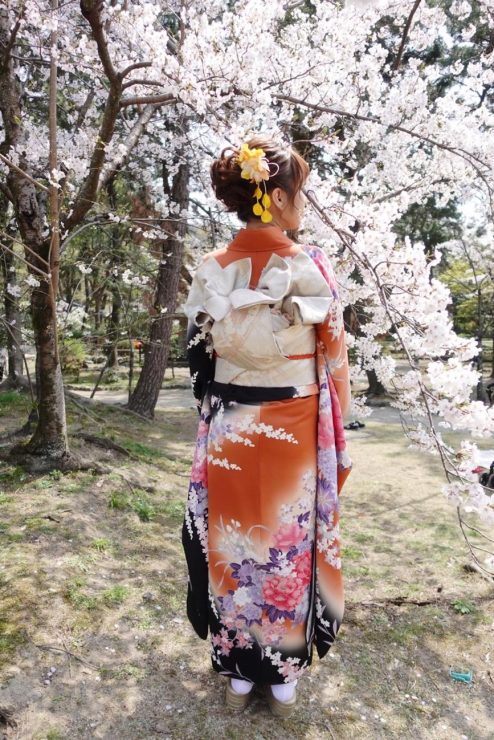 和服租借!樱花烂漫～在樱花满开的京都穿上华丽振袖吧