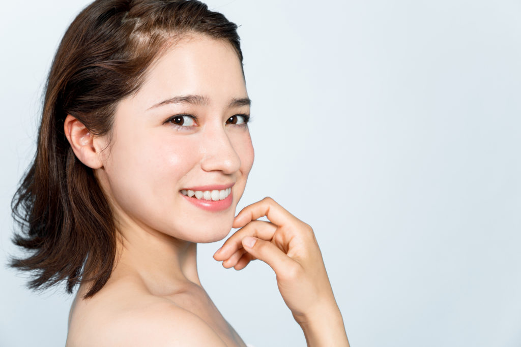 一個女人撫摸臉頰