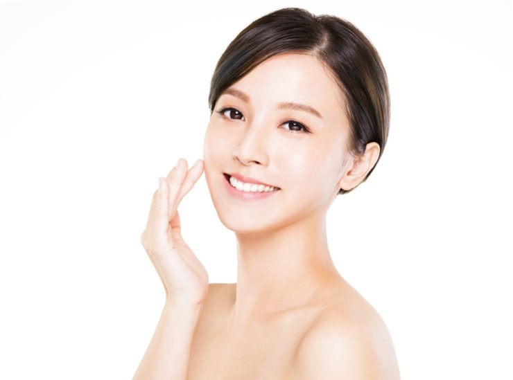 一個女人撫摸他的臉頰