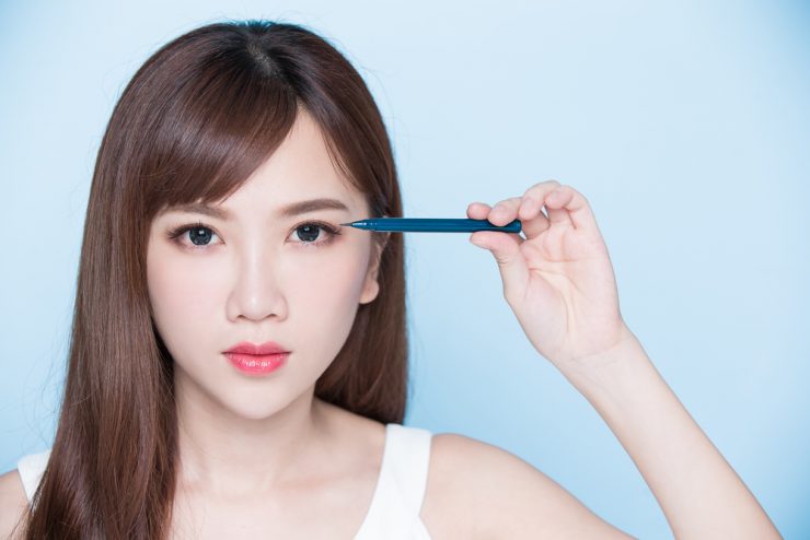 眼線 眼妝初學者必看!利用眼線筆畫出完美電眼!