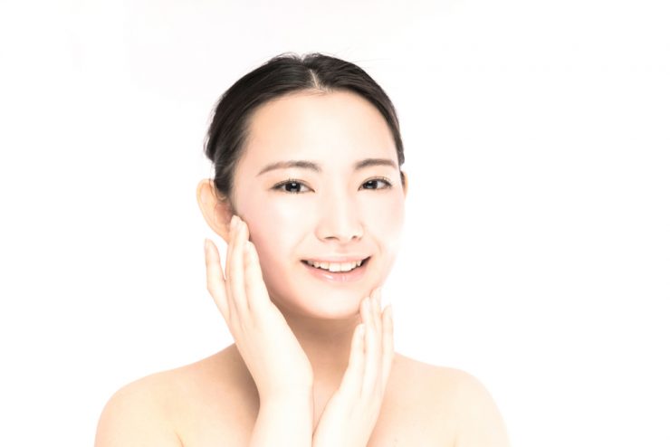 顔を触る
