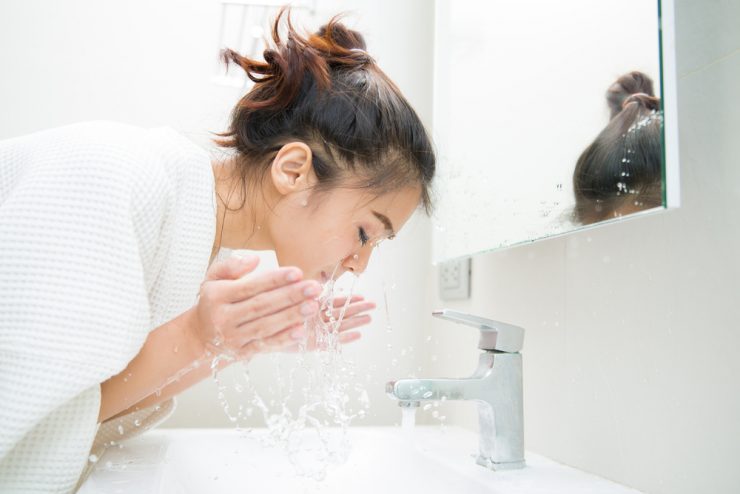 顔を洗っている女性