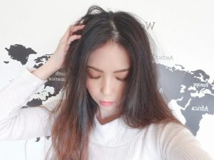 髪