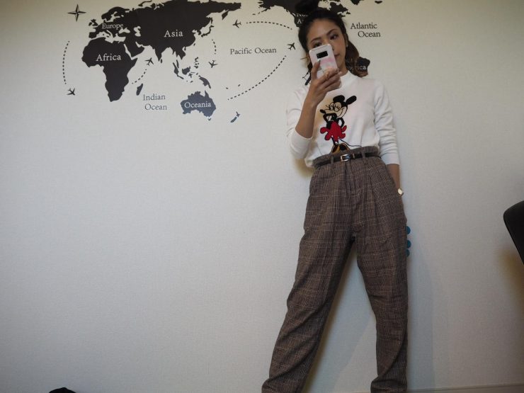 搭配杏色格紋褲