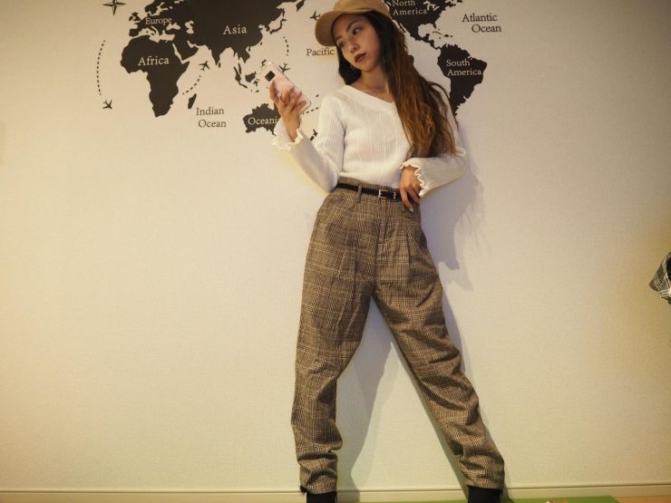 搭配杏色格紋褲