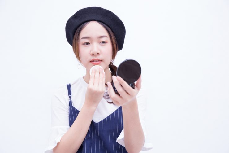 使用氣墊粉餅的女性