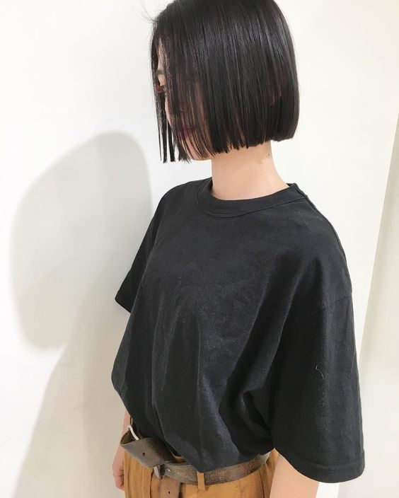 黒髪鮑伯頭髮型③推薦給圓臉女孩!直髮尾的流蘇鮑伯頭正流行