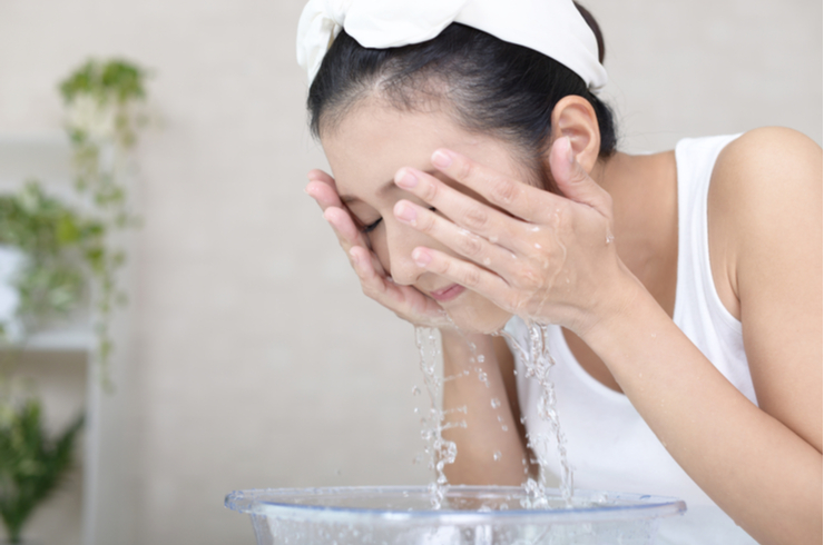 卸妝時使用專用卸妝乳