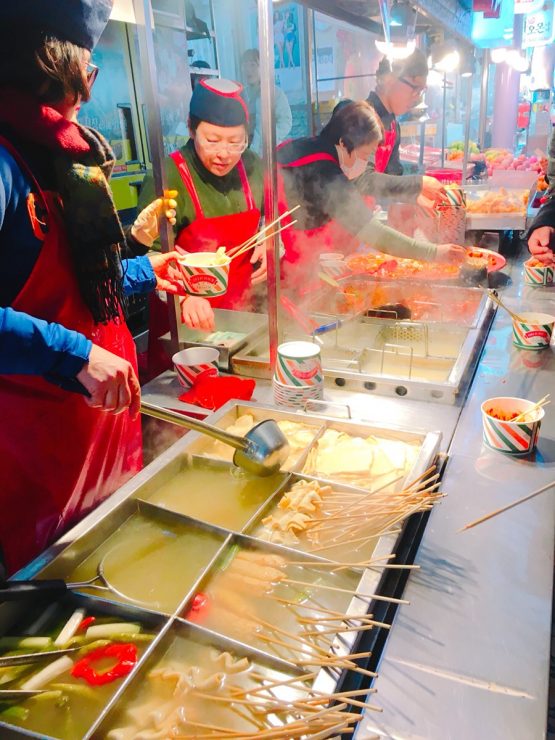 南浦洞在国際市場品嘗美食
