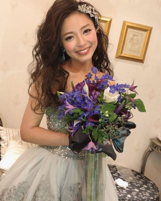 新娘髮型～將側邊頭髮自然垂下的梳髮造型