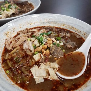 綜合牛肉酸辣粉