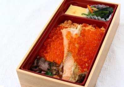 溢出來的鮭魚子和鮪魚鮭魚烤魚肚便當