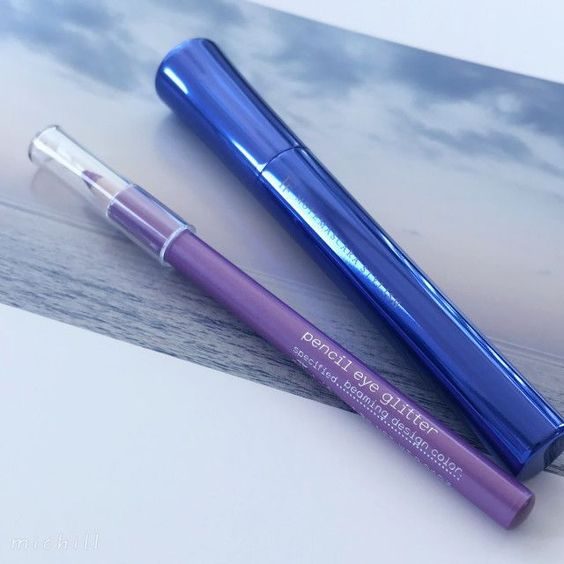 總是使用黑色眼線的人