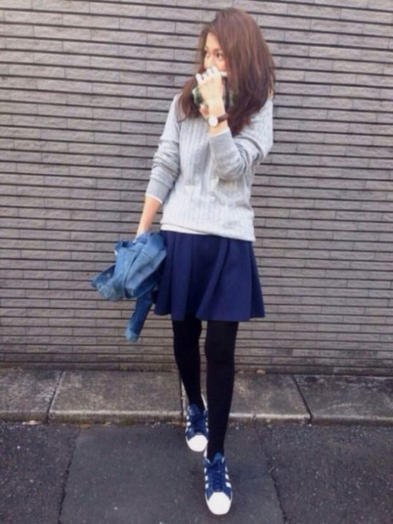 靠褲襪裙裝營造女人味的休閒感