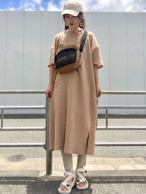 卡其色×寬鬆連身裙