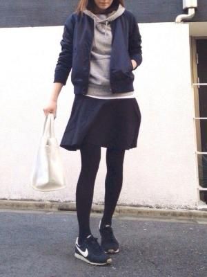 靠褲襪裙裝營造女人味的休閒感