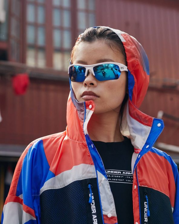 「UA Summit」整體運用桃紅、湛藍以及米白色相互拼接而成，在強烈的色彩碰撞下顯得青春又活潑。