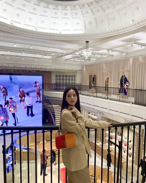 Burberry―Lola Bag穿搭示範-Jisoo精品包款名牌包款推薦
