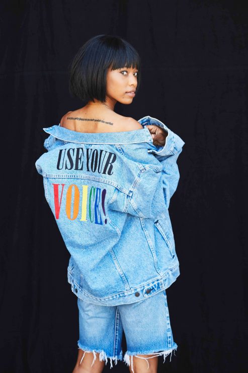LEVI’S® Pride平權系列也推出背後繡上「Use Your Voice」的石洗湛藍與刷白紮染兩款經典丹寧夾克。_1