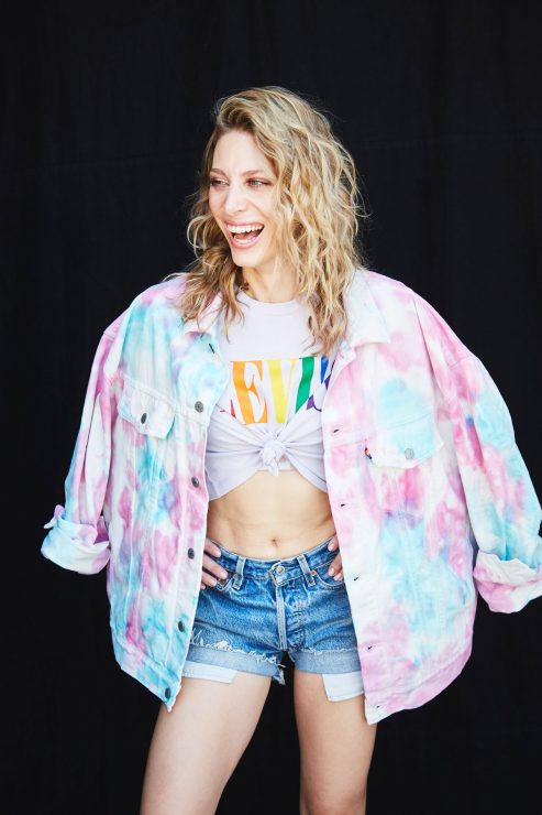 LEVI’S® Pride平權系列也推出背後繡上「Use Your Voice」的石洗湛藍與刷白紮染兩款經典丹寧夾克。_2