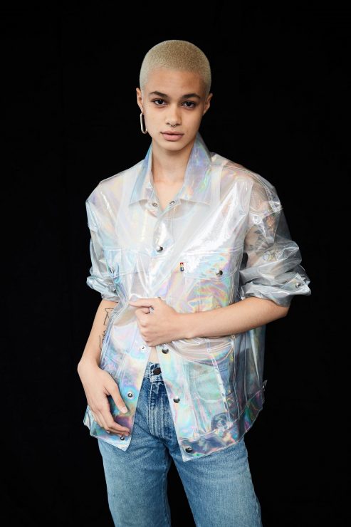 LEVI’S® Pride平權系列其它同樣吸睛的單品還包括在光線襯托下閃著彩虹霓光的透明夾克。