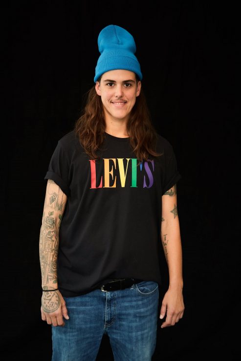 LEVI’S® Pride平權系列單品包括印有LEVI’S® Box Logo、全新復古字型Logo等不同為平權發聲的上衣短TEE單品。_2