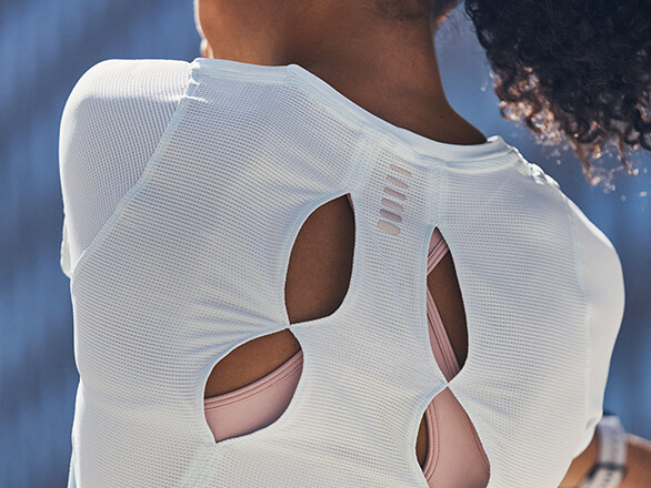 女款ISO-CHILL系列採用大挖背設計，除了提供視覺上的美感外，也能保持通風涼爽。