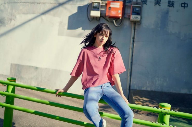 女裝T恤以漫畫中經典的影子色塊，呈現最受到女性喜愛的寶可夢精靈「皮卡丘」，寬袖剪裁設計搭配上亮眼的桃紅底色，展現滿滿的熱情青春活力！