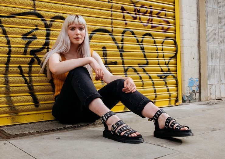 掌握讓春夏穿搭極致有型的單品-Dr. Martens涼拖鞋！