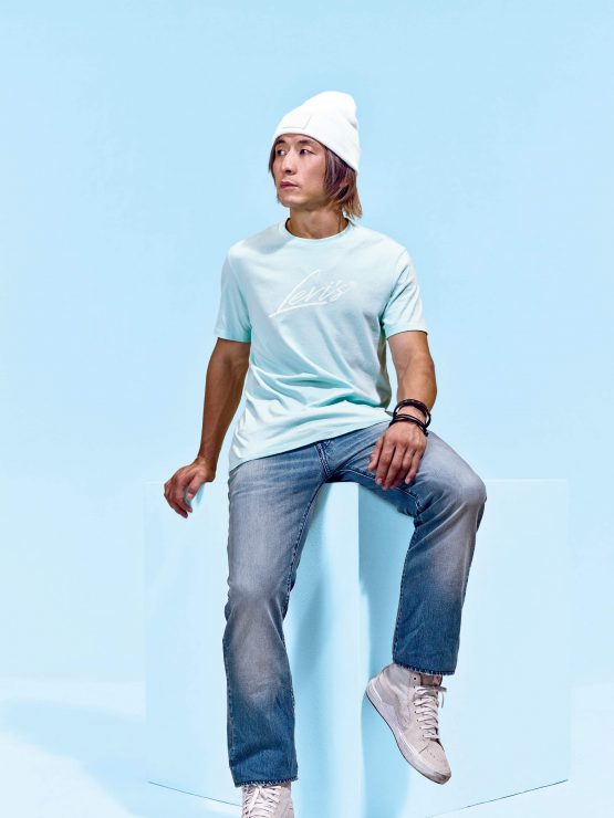 LEVI’S® 男性褲款注入COOLMAX®、TransDRYTM涼感纖維，輕薄快乾的特質，讓你忘卻夏天流汗這回事