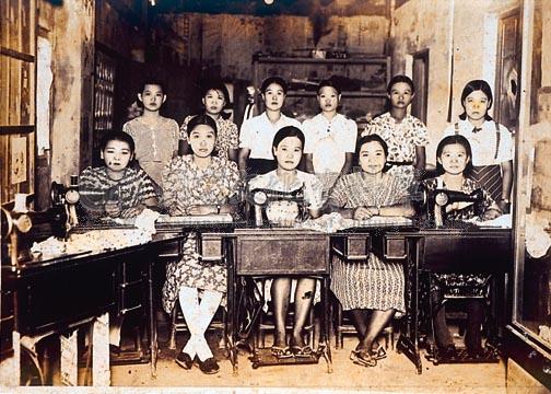 圖為日據時約1940年,朴子一帶的婦女在私人的裁縫班學習做衣服