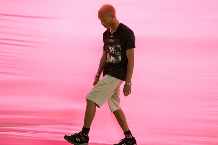 傑登利用LEVI’S®棕櫚樹影的個性TEE結合卡其短褲，來展現他擅長的街頭潮流穿搭。