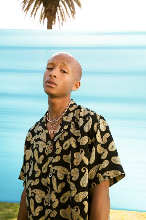 傑登穿上LEVI’S®布滿鮮豔佩斯里花紋(Paisley Pattern) 的古巴襯衫，略為Oversize的版型，混搭風格衝突的搶眼飾品。