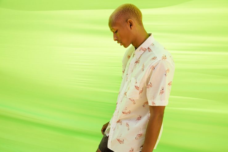 首次加入LEVI’S®陣容的傑登，演譯滿版紅鶴印花短袖襯衫，展現傑登勇於追求的高調熱情大膽性格。