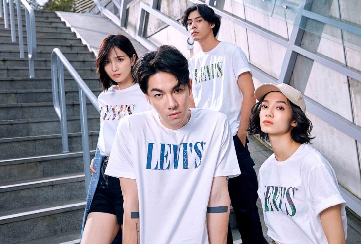 LEVI’S® 自 2019 年底正式引進「PRINT SHOP」客製 TEE 服務後，而今年夏天也可以利用「當代摩登 SERIF LOGO 系列 」來大玩客製，多種不同顏色設計的 LOGO 供你自行選擇。