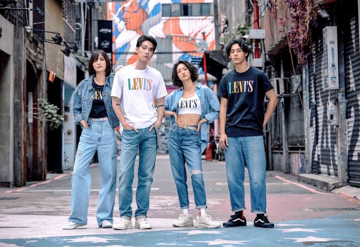「當代摩登 SERIF LOGO TEE 系列」的撞色 LEVI’S® 字樣，除了是整身造型的亮點外，也是夏季撞色穿搭的關鍵要素！