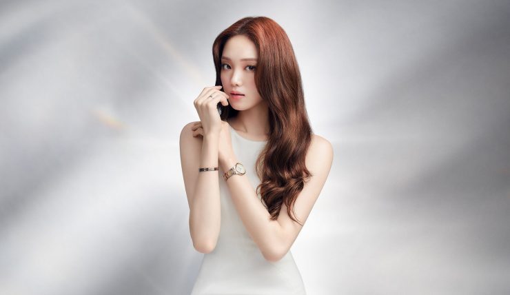 聖經女神身著米白色洋裝，配戴全新「ICONIC LINK LUMINE」