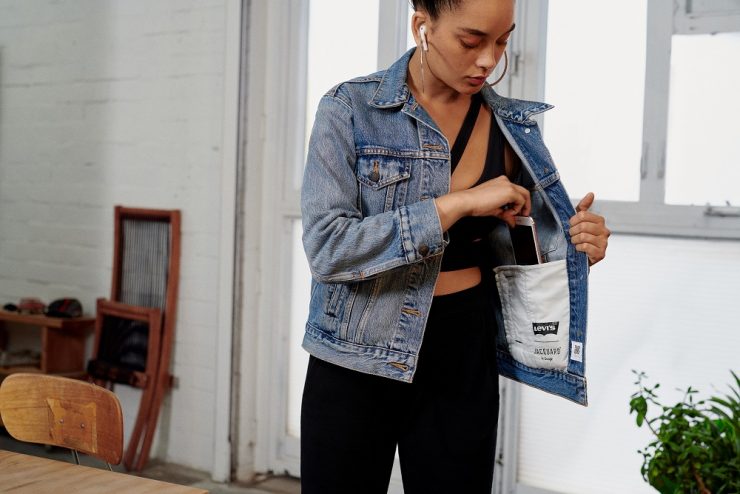 LEVI’S® X Google第二代智慧丹寧夾克一次推出男女款經典丹寧夾克、羔羊毛Sherpa丹寧夾克，為所有喜愛科技結合時尚的丹寧愛好者帶來全新生活體驗