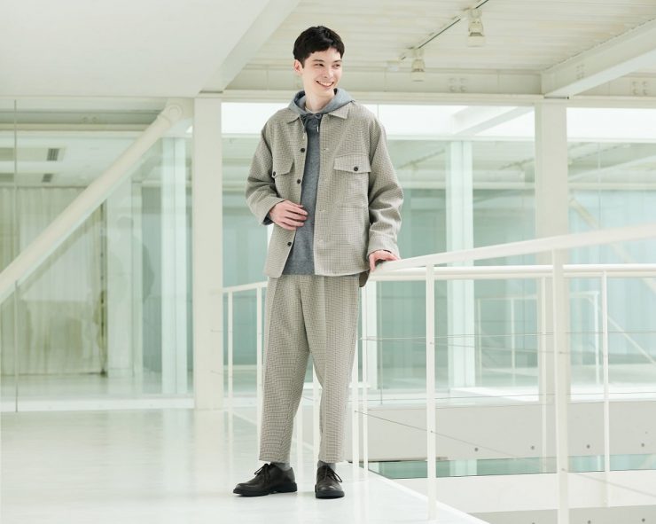 GU CPO寬版大口袋襯衫外套採用襯衫領與標誌性的胸前大口袋設計，增添服裝的機能性，搭配迎合本季趨勢的oversize版型與恰到好處的厚度設計，成為對抗初秋溫差的時尚秘密武器。