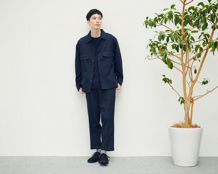 GU CPO寬版大口袋襯衫外套採用襯衫領與標誌性的胸前大口袋設計，增添服裝的機能性，搭配迎合本季趨勢的oversize版型與恰到好處的厚度設計，成為對抗初秋溫差的時尚秘密武器。成