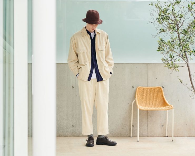 GU CPO寬版大口袋襯衫外套採用襯衫領與標誌性的胸前大口袋設計，增添服裝的機能性，搭配迎合本季趨勢的oversize版型與恰到好處的厚度設計，成為對抗初秋溫差的時尚秘密武器。時