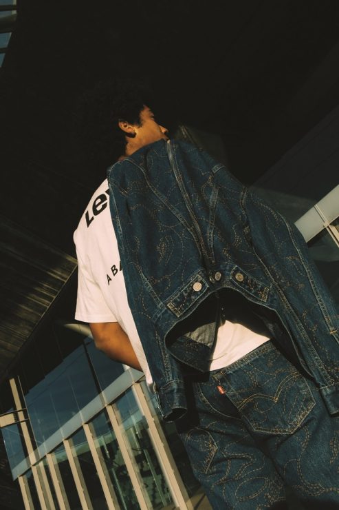 Levi's® x BAPE®聯名限量系列 - 自組丹寧半半夾克外套經典迷彩款售價NTD. 9,699、同款501 ‘93復刻直筒丹寧褲售價NTD. 5,999