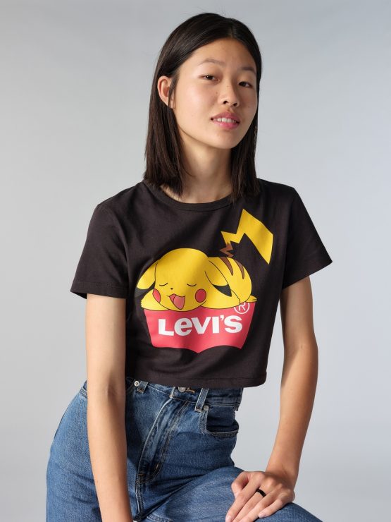 LEVI’S® X POKÉMON聯名經典角色皮卡丘圖TEE，讓全球粉絲跟著皮卡丘一起在Pokémon世界冒險