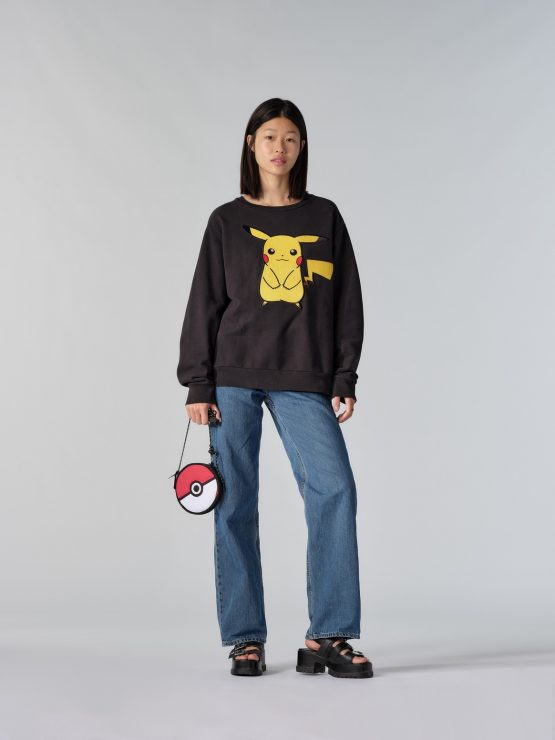 LEVI’S® x POKÉMON聯名皮卡丘黑色刷毛大學TEE搭配精靈球斜背小包，2021年就讓寶可夢精靈幫你充電滿滿！