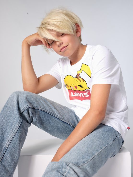 LEVI’S® x POKÉMON聯名系列緊跟時下潮流，推出印有寶可夢精靈的經典人物角色圖TEE-1