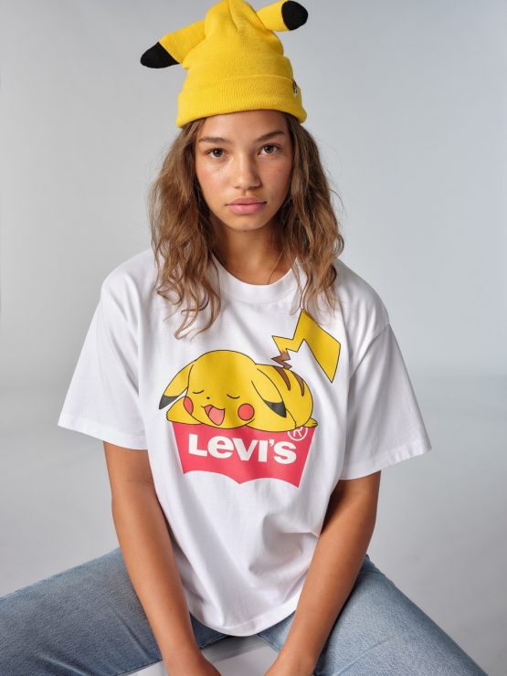 戴上LEVI’S® X POKÉMON聯名黃色立體大耳朵皮卡丘針織毛帽，彷彿進入了寶可夢的魔幻國度一起冒險