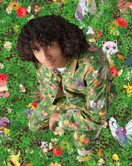 本次聯名系列也推出以寶可夢出沒的精靈森林為主題的滿版服飾，讓復刻版型丹寧外套化身寶可夢最愛的魔幻世界