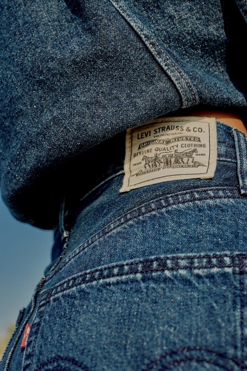 LEVI’S® 「Wellthread® 極致環境友善系列」服裝及細節元素在設計時均採納循環再利用的理念，進而使用全天然纖維製成，包含雙馬皮標、紅旗標、縫線到口袋
