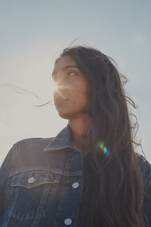 本季LEVI’S® 「Wellthread® 極致環境友善系列」透過超音波纖維染色技術，使用植物天然染料來製作丹寧褲和TEE，能夠有效減少刺激性化學物質使用以及服飾的整體環境足跡