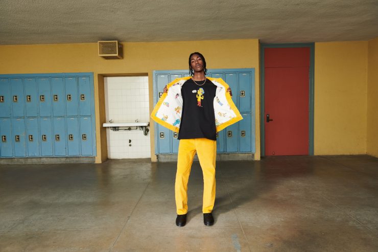 也有各種向春田小學致敬的校園風格，包括ringer T恤、帽T、和以復古學校制服為靈感的寬鬆鯨魚黃燈芯絨外套和長褲。(1)